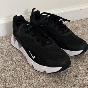 Black Nike Ryz sneakers